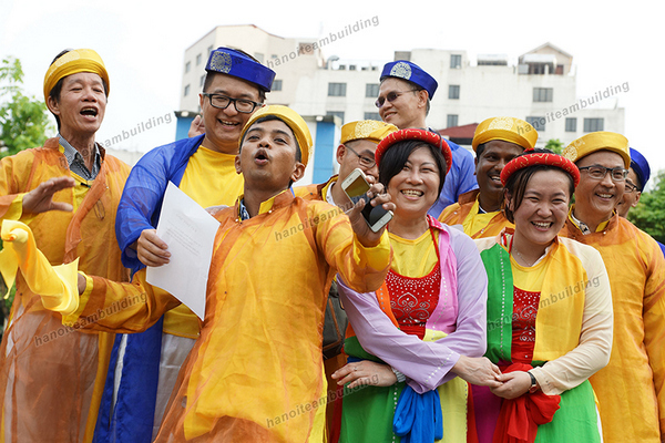 Người chơi phấn kh&iacute;ch khi tham gia thử th&aacute;ch chương tr&igrave;nh Team Building